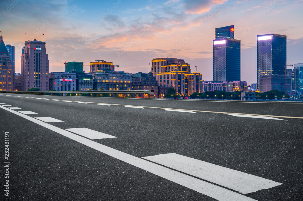 城市摩天大楼和道路沥青路面