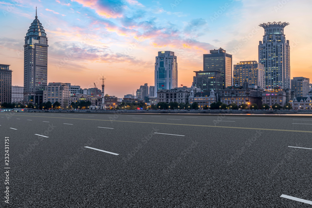 城市摩天大楼和道路沥青路面