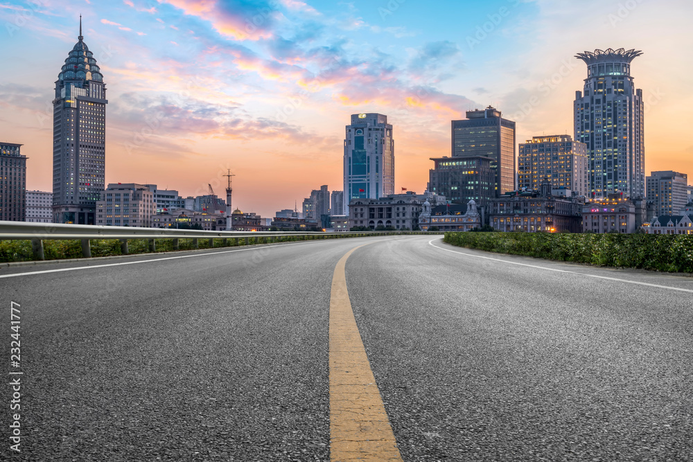 城市摩天大楼和道路沥青路面