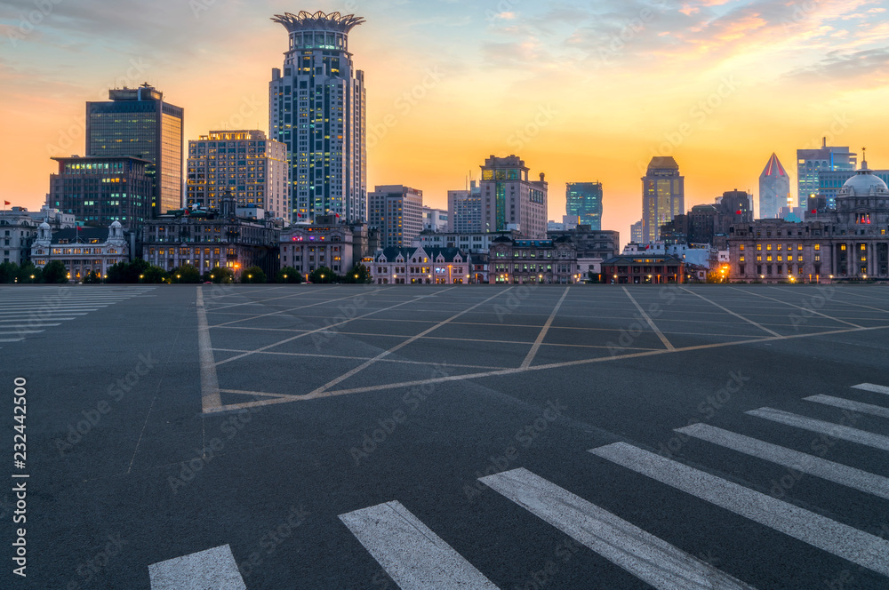 城市摩天大楼和道路沥青路面