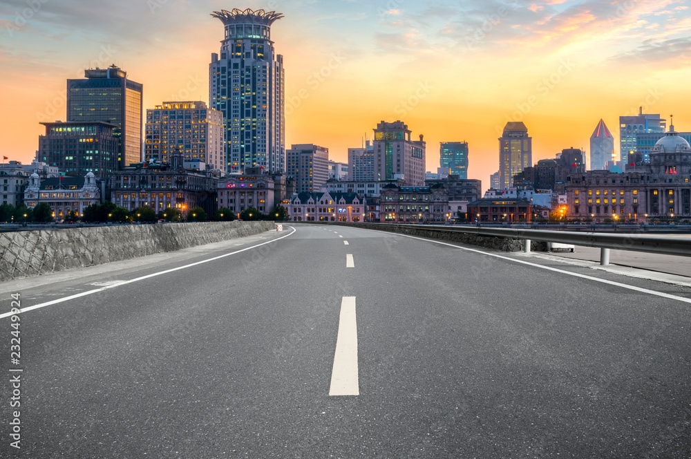 城市摩天大楼和道路沥青路面