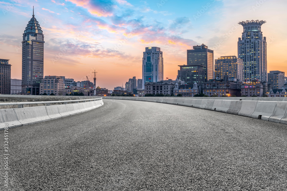 城市摩天大楼和道路沥青路面