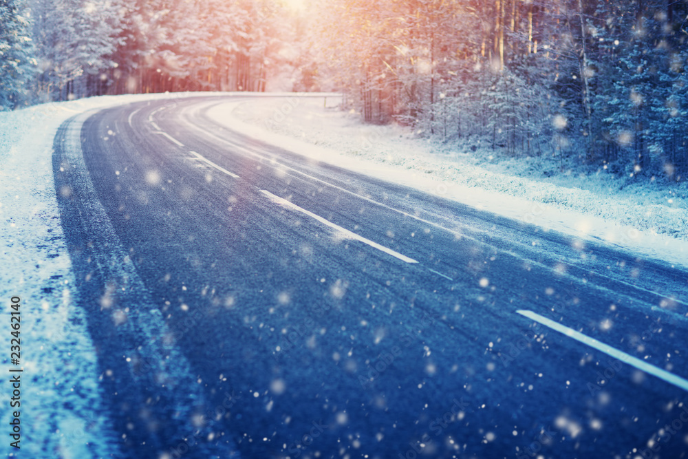 冬季道路，晴天被雪覆盖。黑色结冰沥青