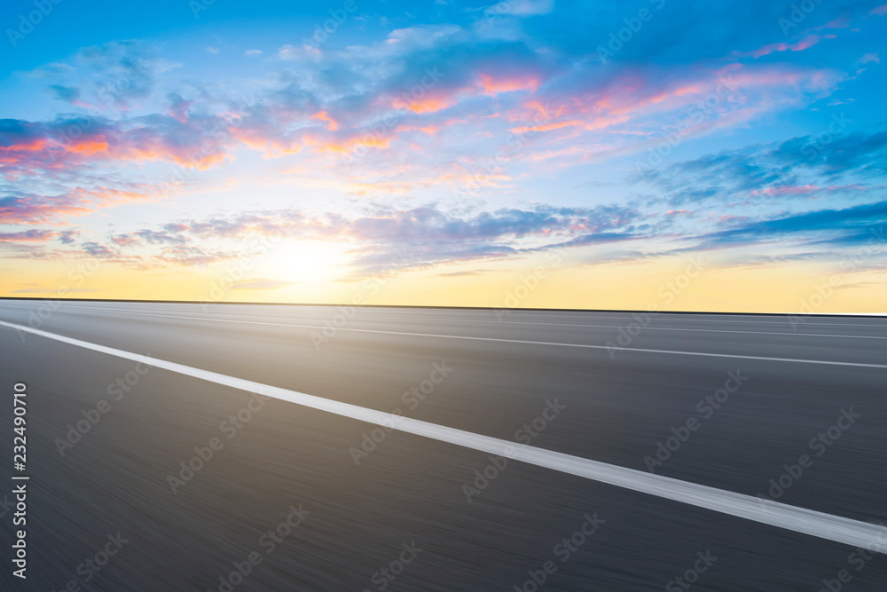 空旷的公路沥青路面和天空云朵景观……