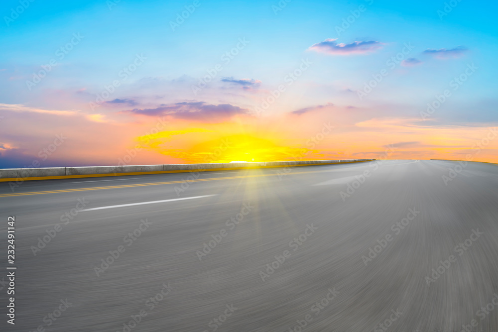 空旷的公路沥青路面和天空云朵景观……