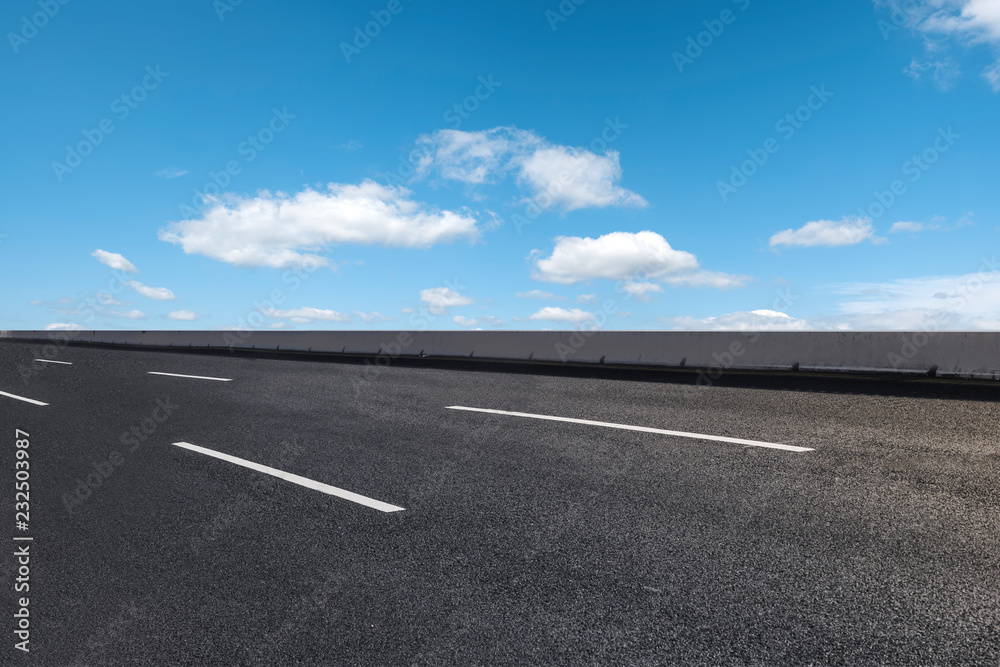 空旷的公路沥青路面和天空云朵景观……