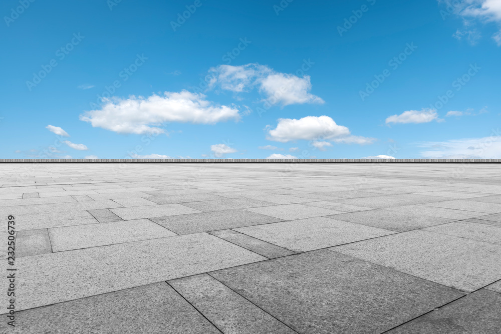 空旷的方形瓷砖和美丽的天空风景