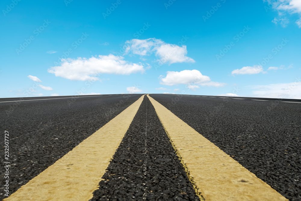 天空公路沥青路和美丽的天空日落风景