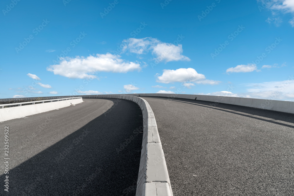 空旷的公路沥青路面和天空云朵景观……