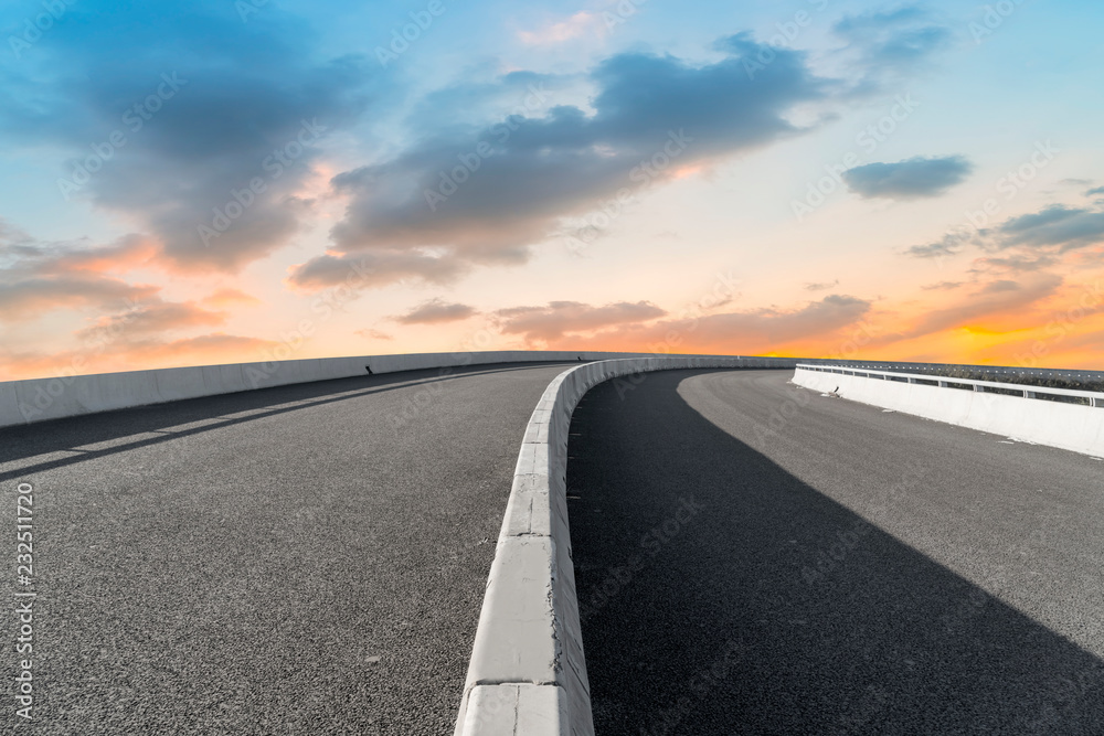 空旷的公路沥青路面和天空云朵景观……