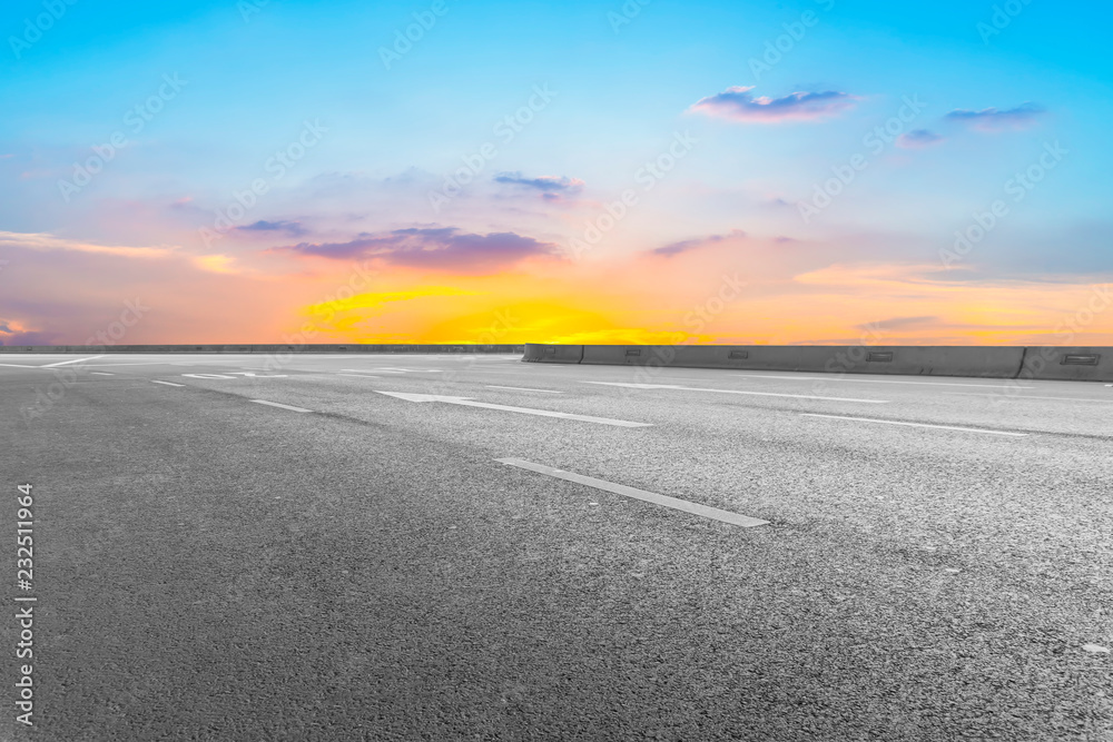 空旷的公路沥青路面和天空云朵景观……