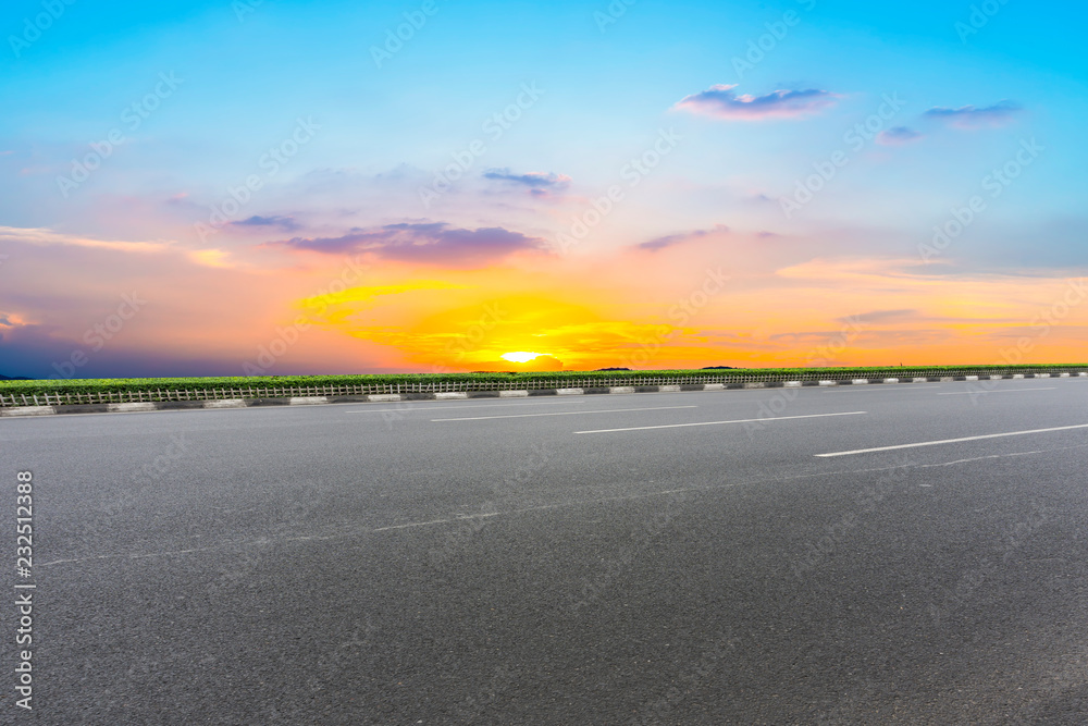 天空公路沥青路和美丽的天空日落风景