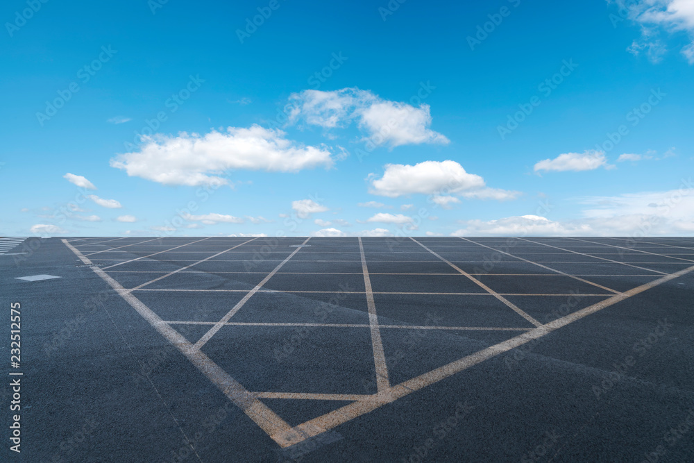 空旷的公路沥青路面和天空云朵景观……