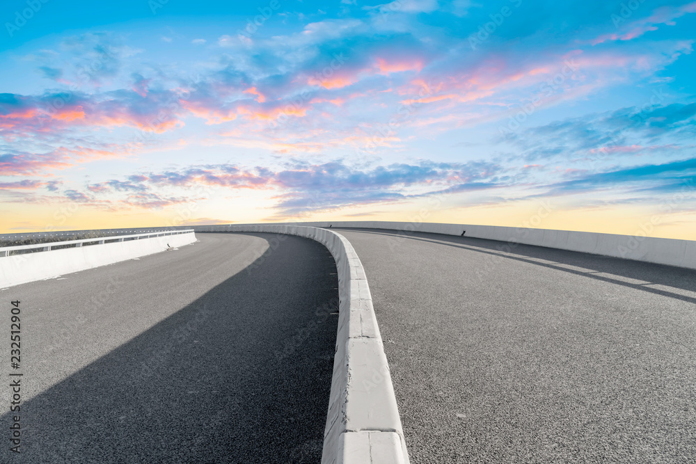 天空公路沥青路和美丽的天空日落风景