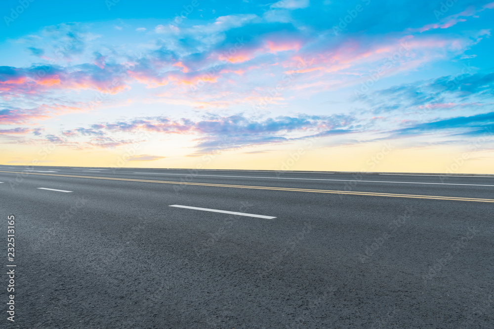 空旷的公路沥青路面和天空云朵景观……