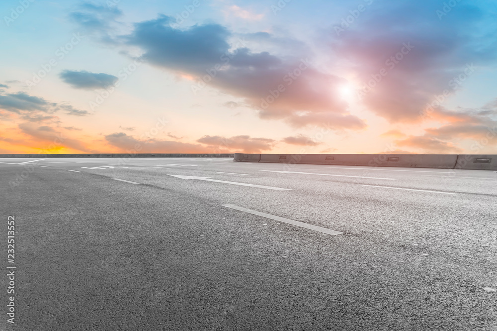 空旷的公路沥青路面和天空云朵景观……