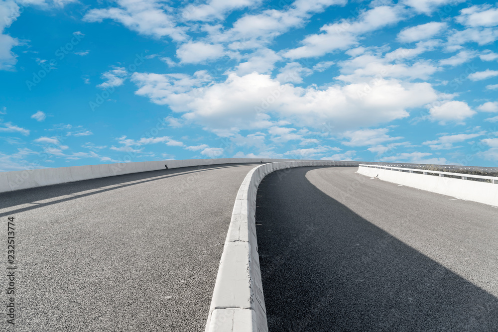 空旷的公路沥青路面和天空云朵景观……