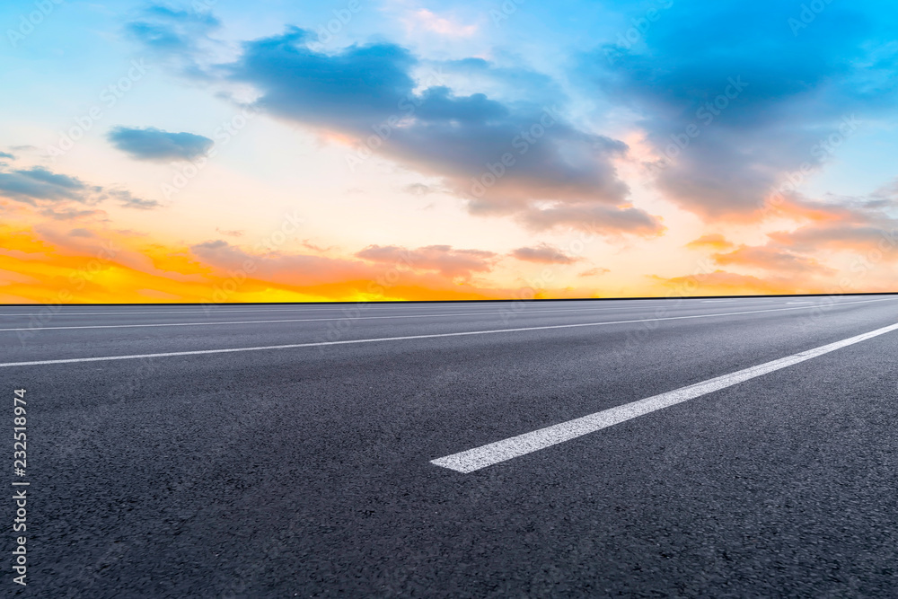 空旷的公路沥青路面和天空云朵景观……