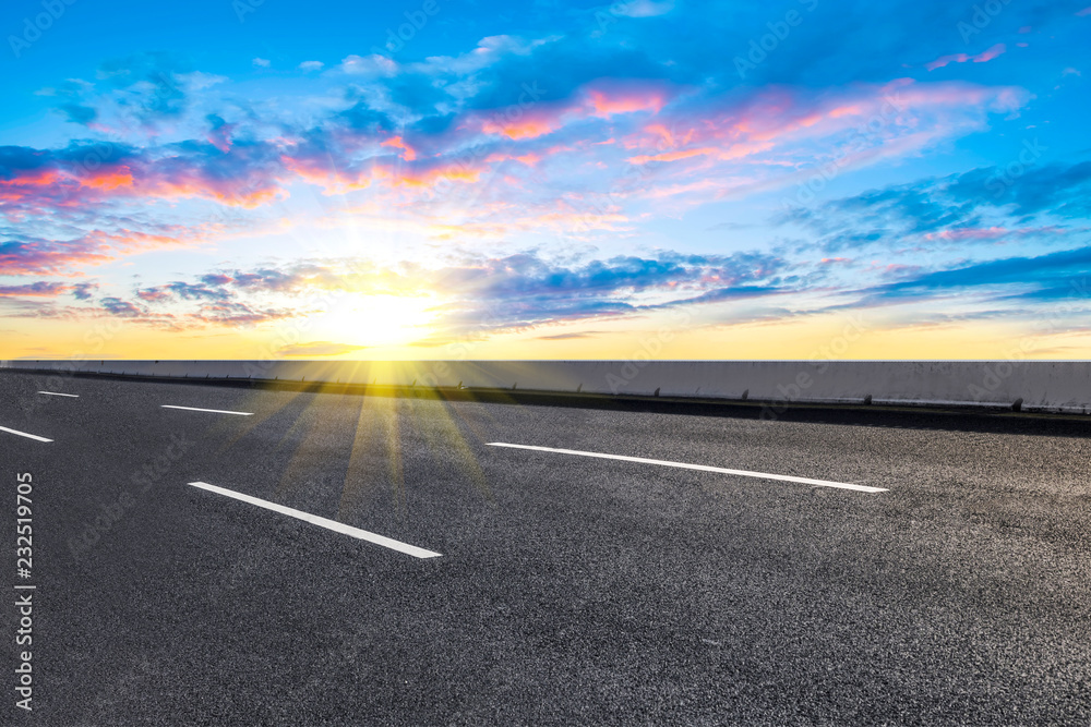 空旷的公路沥青路面和天空云朵景观……