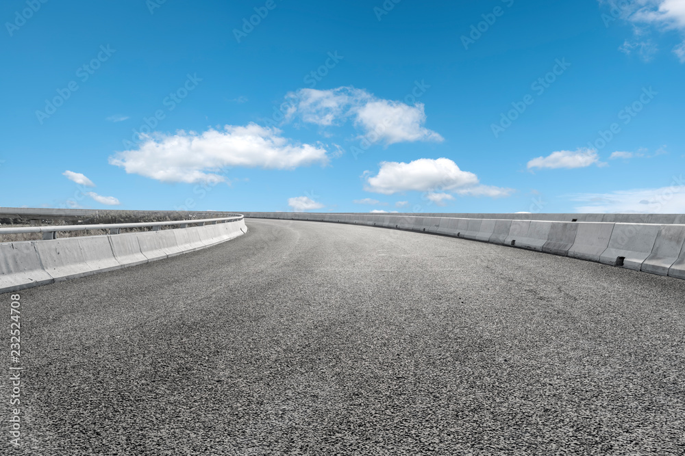 天空公路沥青路和美丽的天空日落风景