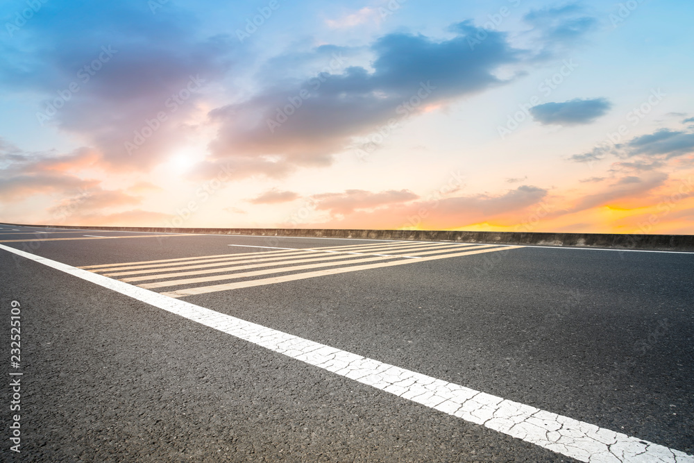 空旷的公路沥青路面和天空云朵景观……