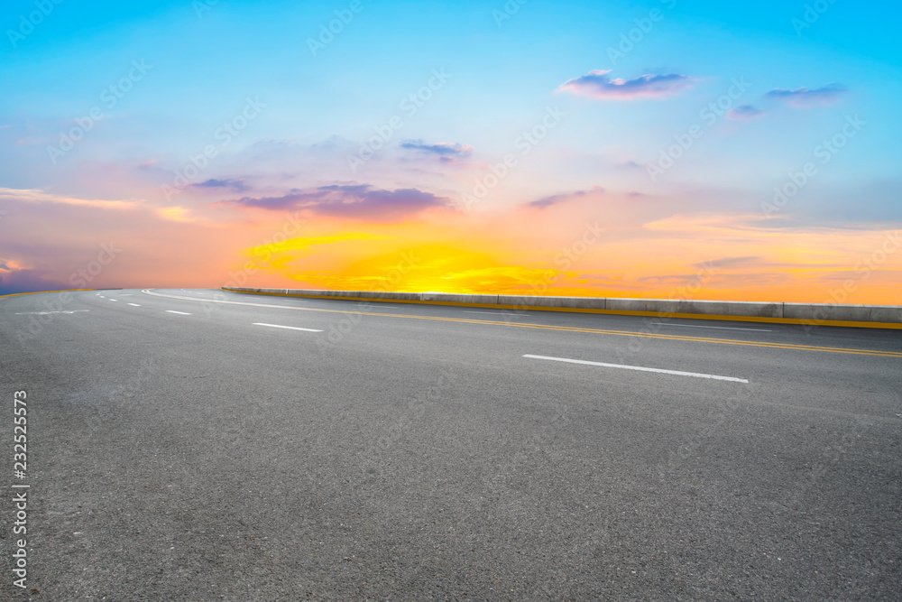 空旷的公路沥青路面和天空云朵景观……