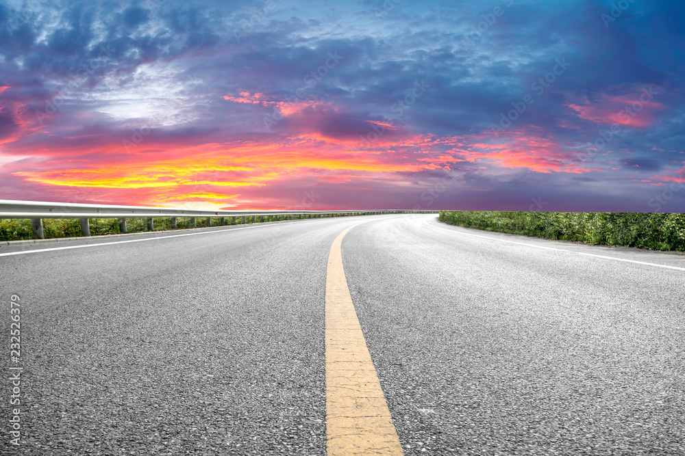 空旷的公路沥青路面和天空云朵景观……