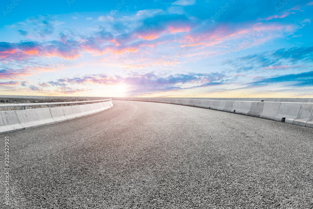 空旷的公路沥青路面和天空云朵景观……