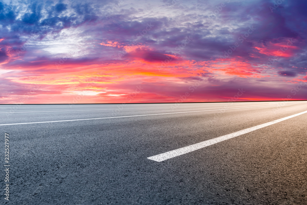 空旷的公路沥青路面和天空云朵景观……