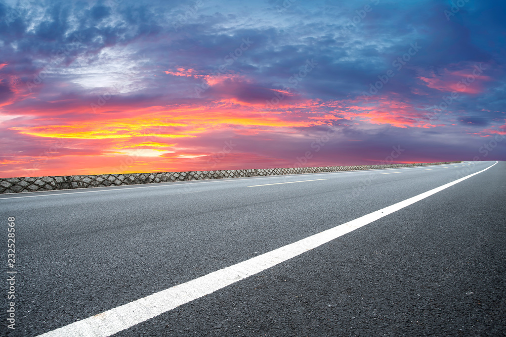 空旷的公路沥青路面和天空云朵景观……