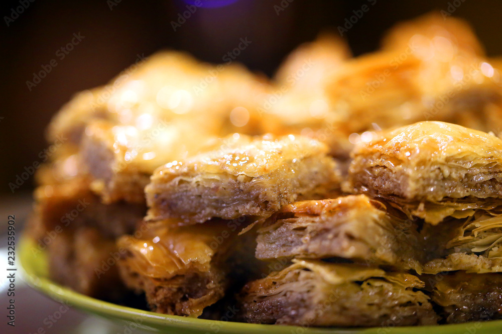 餐厅里美味明亮的土耳其baklava的微距照片