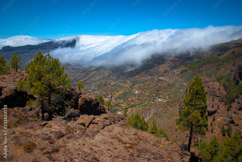 晴朗的一天，蓝天白云漫山