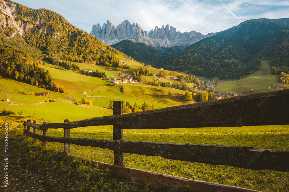 日落时分，意大利南蒂罗尔多洛米蒂山脉的Val di Funes