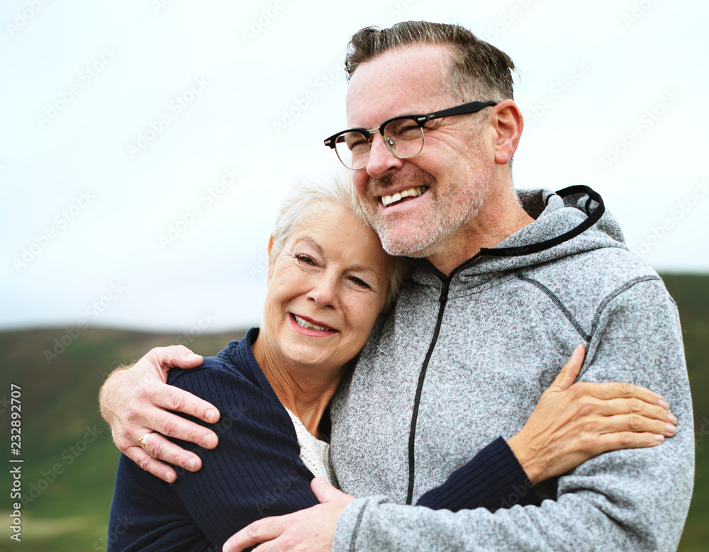 幸福的老年夫妇拥抱在一起