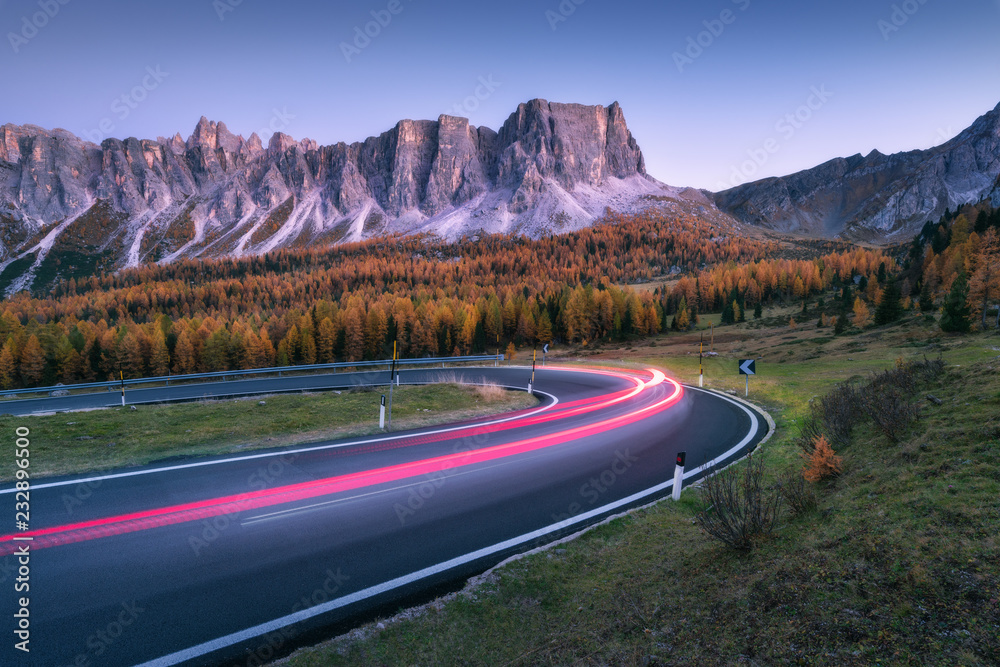 秋天日落时，山上蜿蜒的道路上的汽车前灯模糊不清。壮观的风景
1524198072,海上之舟