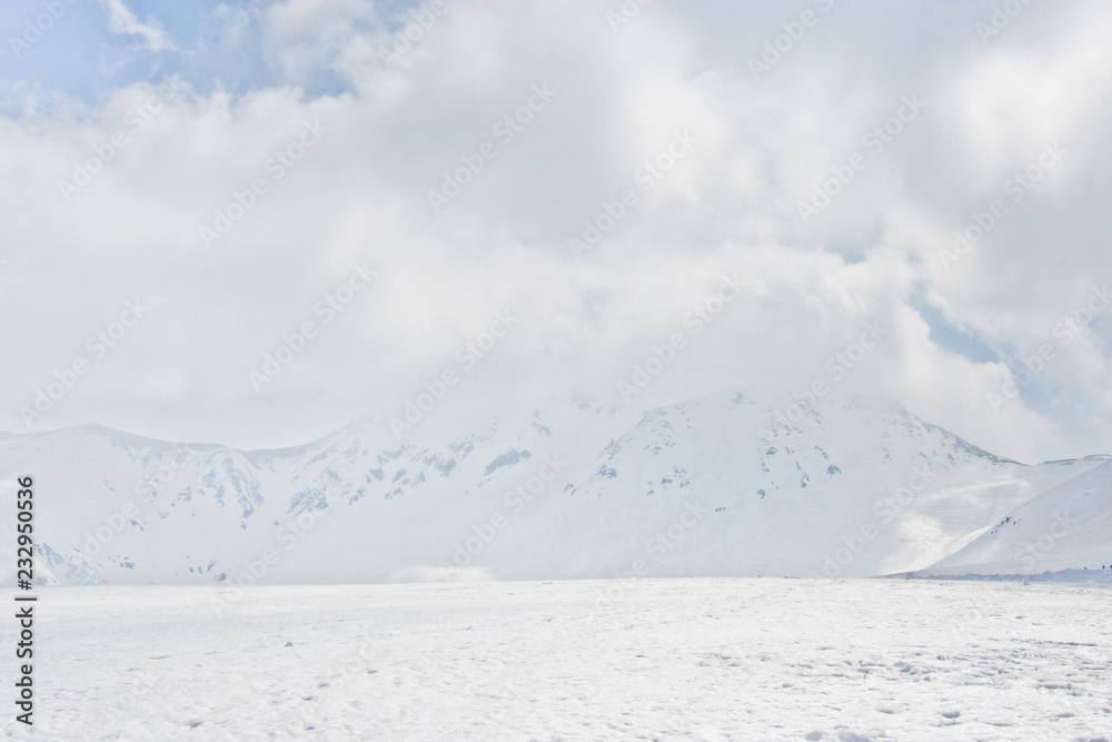 蓝天下的日本大山雪山