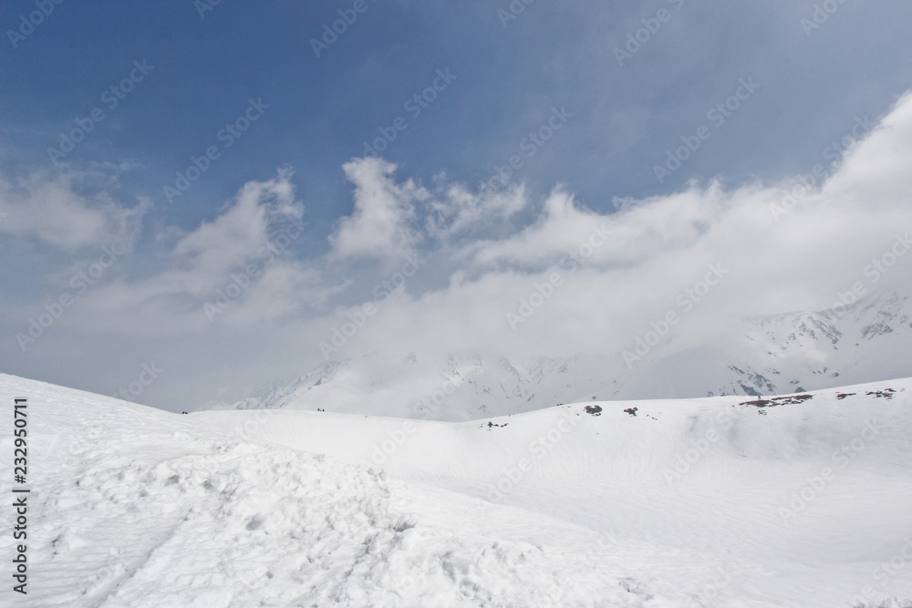 蓝天下的日本大山雪山