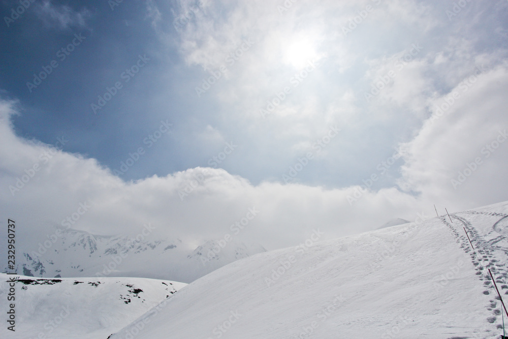 蓝天下的日本大山雪山