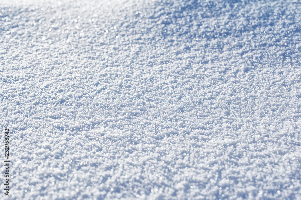 抽象背景，清新柔和的雪在阳光下闪闪发光