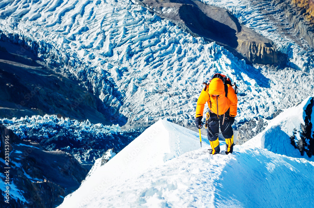 登山者登上顶峰。登山运动理念，尼泊尔喜马拉雅