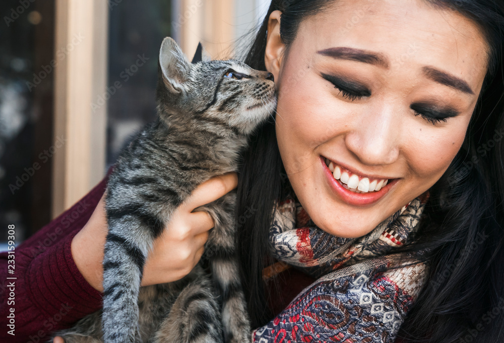 快乐的女人与她的猫共度时光