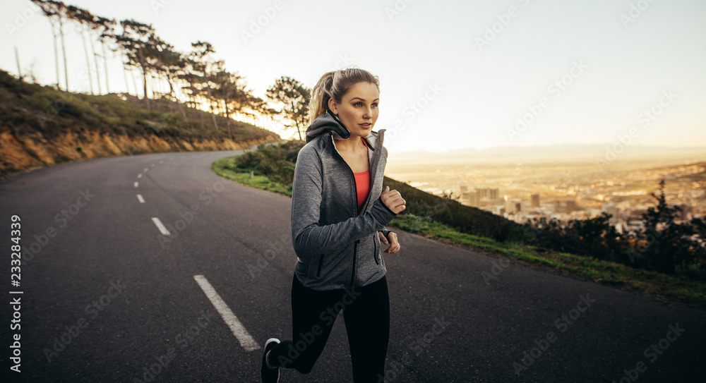 女运动员早上在路上跑步