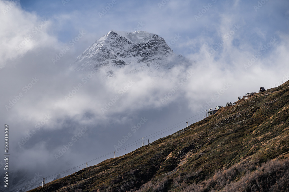 云雾缭绕的山峰。概念-登山、登山、追求山峰，