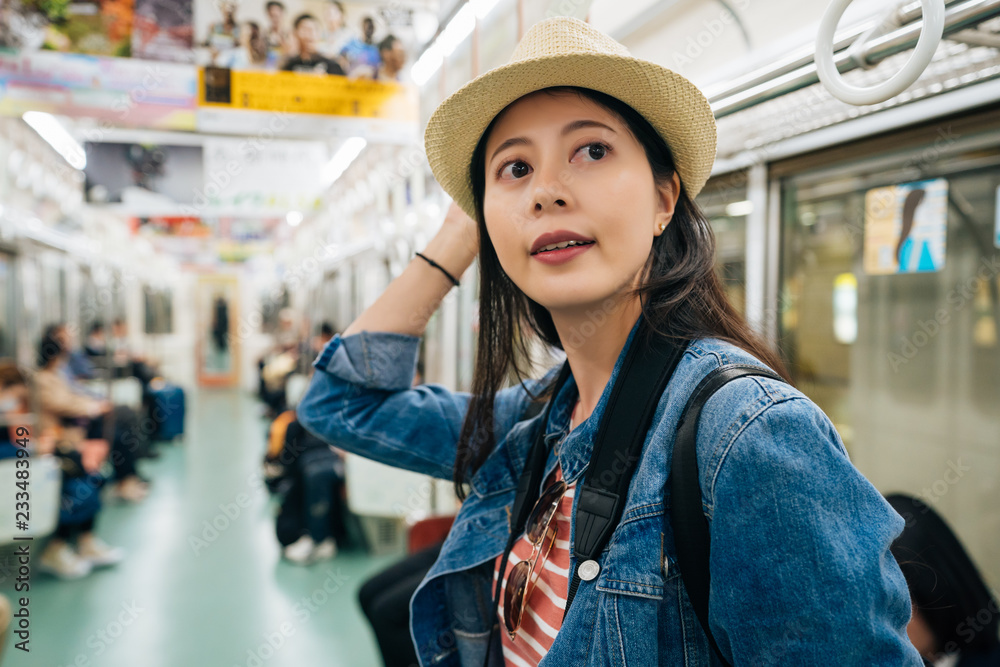 年轻女孩在地铁里开心地微笑。