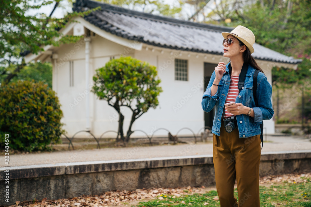 女游客在线搜索目的地