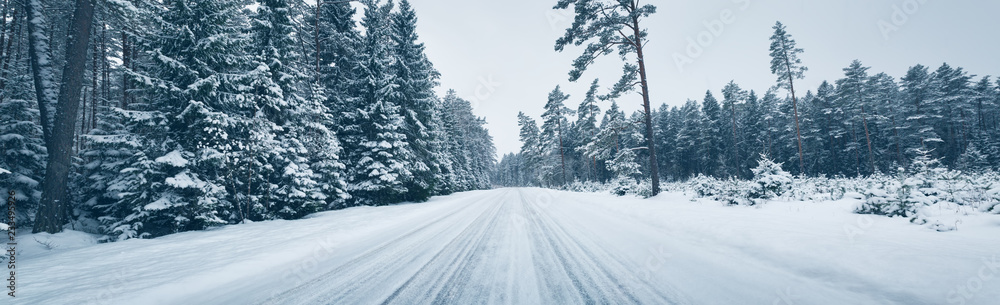 冬季道路，晴天被雪覆盖。黑色结冰沥青