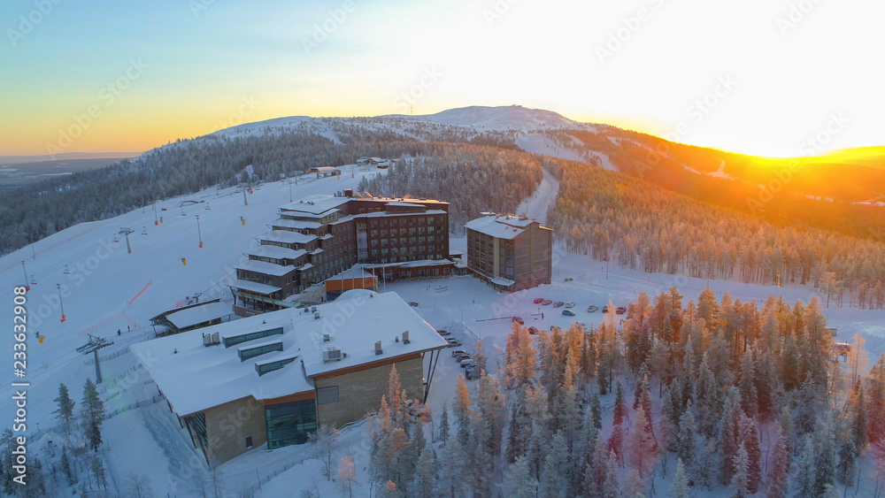 空中飞航：冬季在被滑雪场包围的山顶滑雪场周围飞行