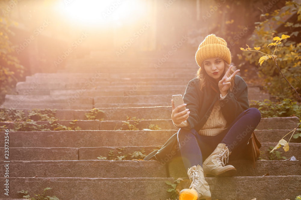 美丽的年轻女子在户外楼梯上自拍