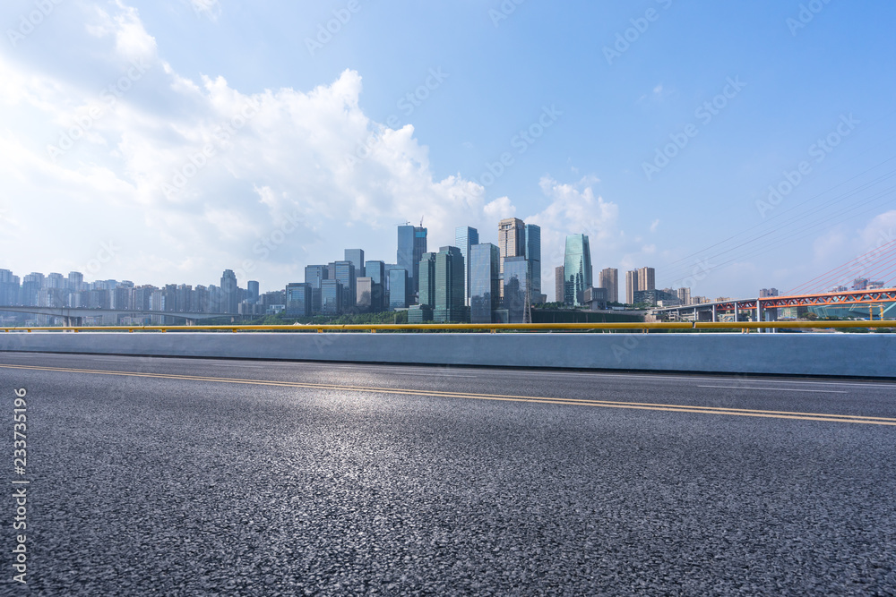 城市天际线，空荡荡的柏油路