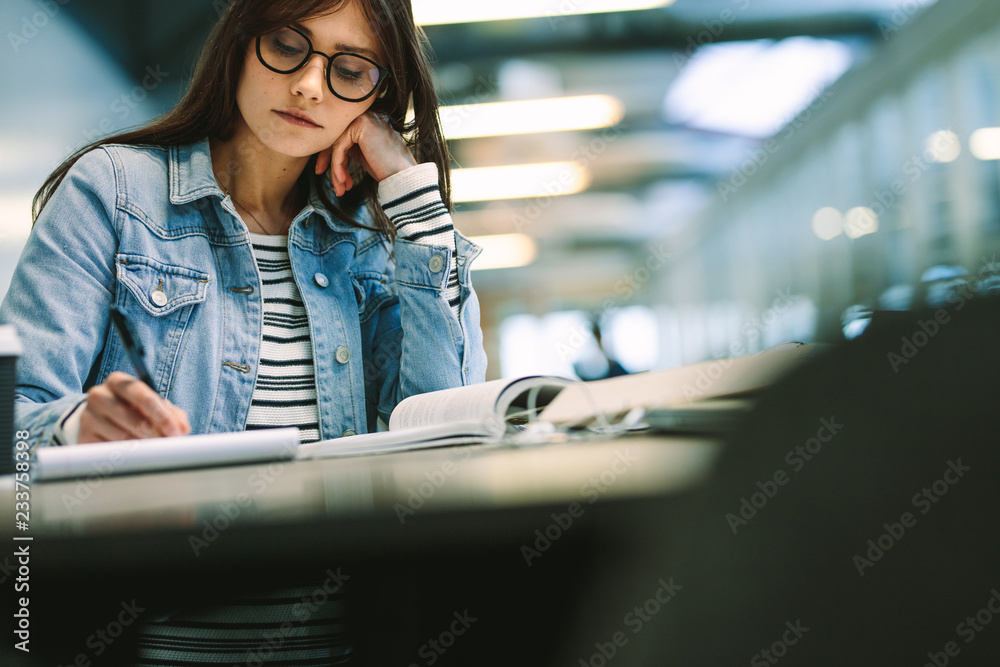 女孩在大学校园写笔记